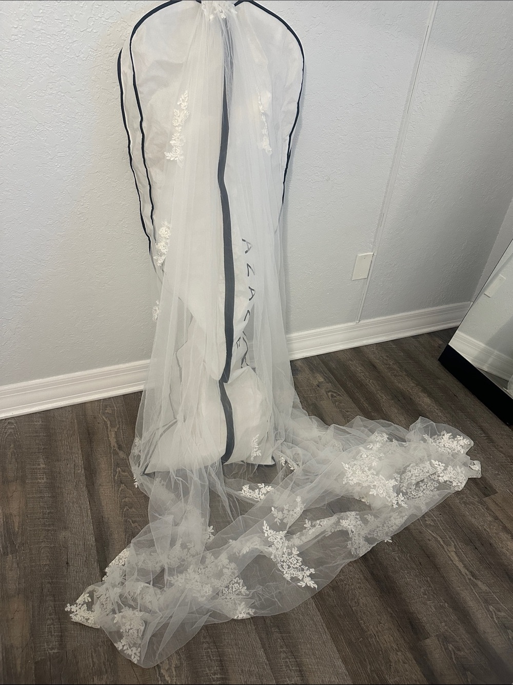 Azazie Bridal Veil in Ivory